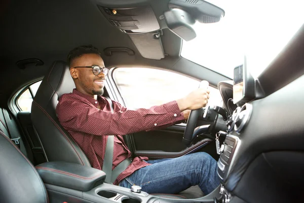 Straně Portrét Šťastný Mladý Černoch Řídí Auto — Stock fotografie