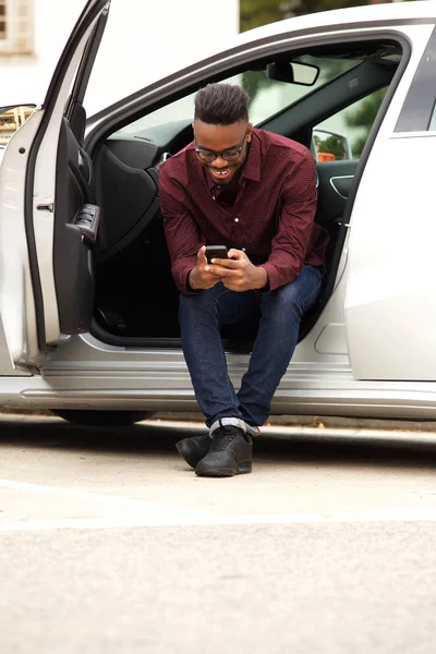Portret African American Człowiek Siedzi Samochodzie Wysyłanie Wiadomości Sms — Zdjęcie stockowe