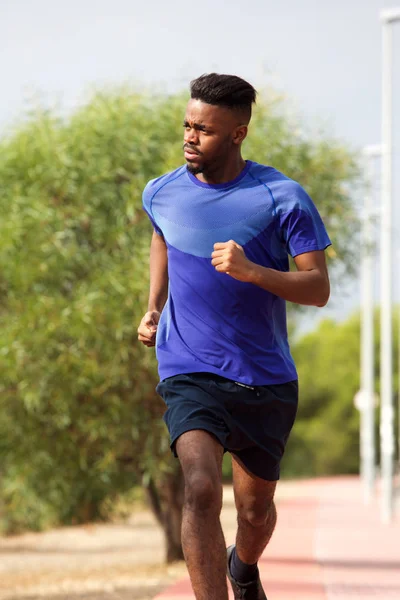 Portret Van Afro Amerikaanse Man Loopt Buiten — Stockfoto