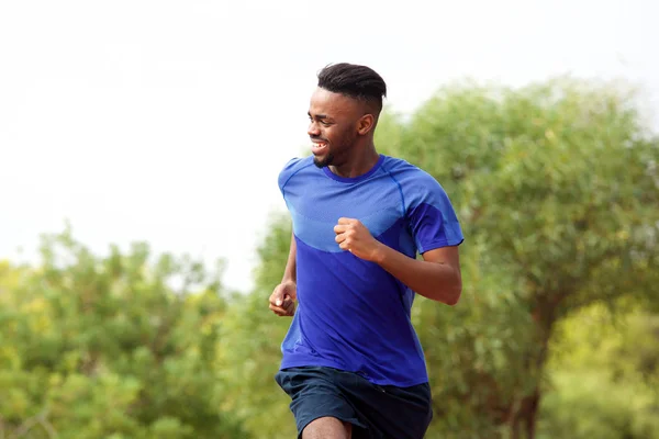 Πορτρέτο Του Νεαρός Μαύρος Άνδρας Απολαμβάνοντας Τρέξιμό Του Εκτός — Φωτογραφία Αρχείου