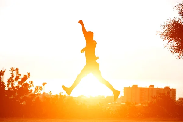 Junger Mann Rennt Und Springt Mit Sonnenuntergang Hintergrund — Stockfoto
