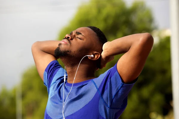 美国黑人男子运动锻炼后休息的画像 — 图库照片