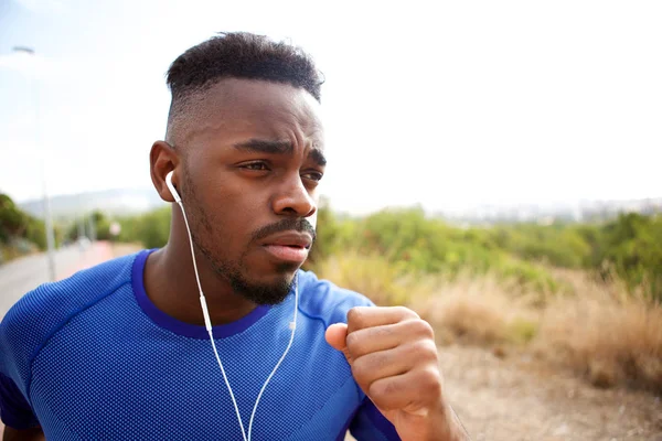 Close Van Portret Van Fit Jonge Man Loopt Met Koptelefoon — Stockfoto