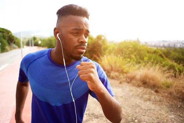 Retrato Cerca Del Joven Negro Forma Corriendo Con Auriculares —  Fotos de Stock