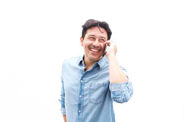Neşeli orta yaşlı adam cep telefonuyla konuşan portresi kapatın