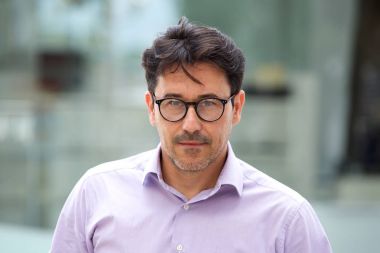 Yakışıklı büyük adam portresi kadar ayakta ve açık havada düşünme gözlük ile kapatmak