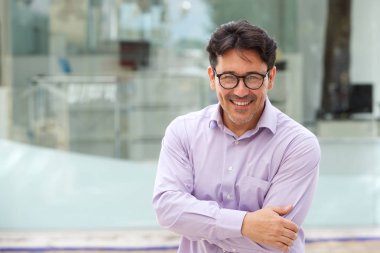 Açık havada geçti ve gülümseyen silah ile ayakta gözlük yakışıklı adam portresi kapatın