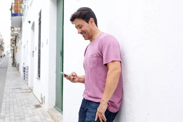 Retrato Homem Meia Idade Fora Lendo Mensagem Texto Seu Telefone — Fotografia de Stock