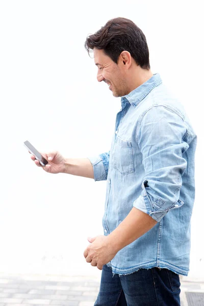 Retrato Lateral Homem Meia Idade Lendo Mensagem Texto Seu Telefone — Fotografia de Stock