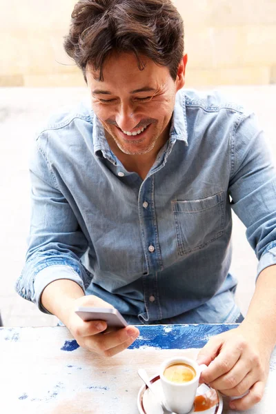 Närbild Porträtt Leende Man Läser Textmeddelande Smart Phone Med Kopp — Stockfoto