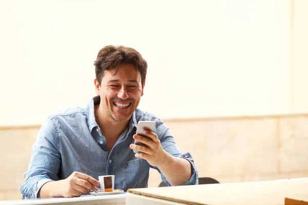 Porträtt Glada Mitten Åldern Kille Tittar Smart Telefon Och Skrattar — Stockfoto