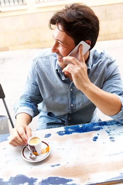 Porträtt Mellersta Åldern Man Sitter Café Att Ringa Telefonsamtal — Stockfoto