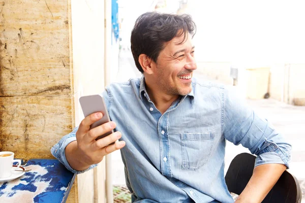 Retrato Sorrindo Homem Meia Idade Segurando Telefone Inteligente Café — Fotografia de Stock