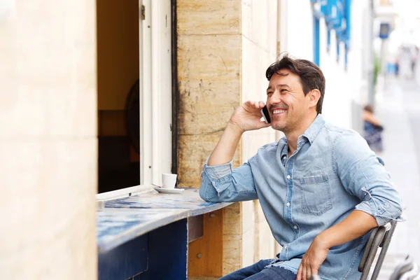 Porträt Eines Entspannten Reifen Mannes Coffeeshop Und Beim Telefonieren — Stockfoto