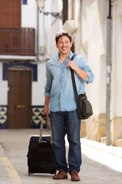 Volledige Lengte Portret Van Gelukkig Oudere Man Lopen Met Bagage — Stockfoto