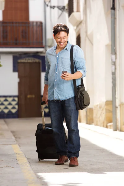 Pełnej Długości Portret Szczęśliwy Średniej Wieku Człowieka Idącego Bagażem Telefon — Zdjęcie stockowe