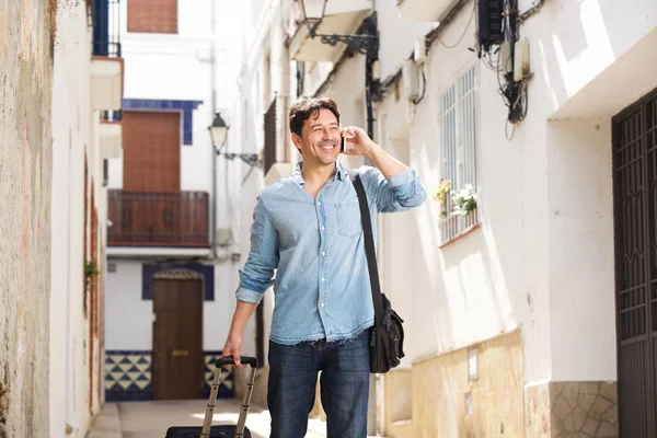 Portret Van Gelukkig Volwassen Mannelijke Reiziger Wandelen Straat Met Mobiele — Stockfoto