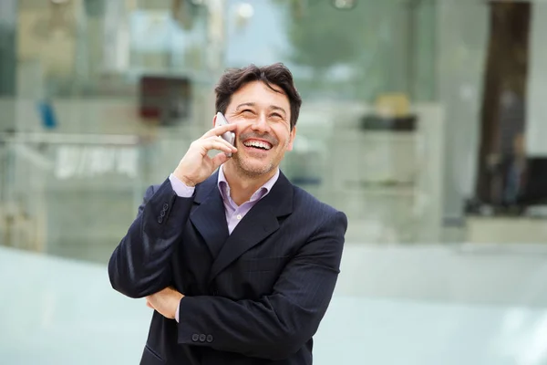 Retrato Hombre Guapo Traje Sonriendo Con Teléfono Móvil Aire Libre —  Fotos de Stock