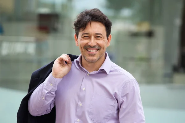 Retrato Cerca Del Hombre Sonriente Sosteniendo Abrigo Sobre Hombro Ciudad — Foto de Stock