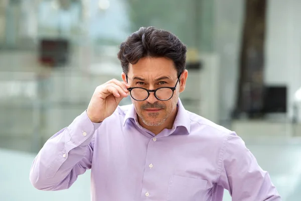 Nahaufnahme Porträt Eines Älteren Mannes Mit Brille Der Misstrauisch Schaut — Stockfoto