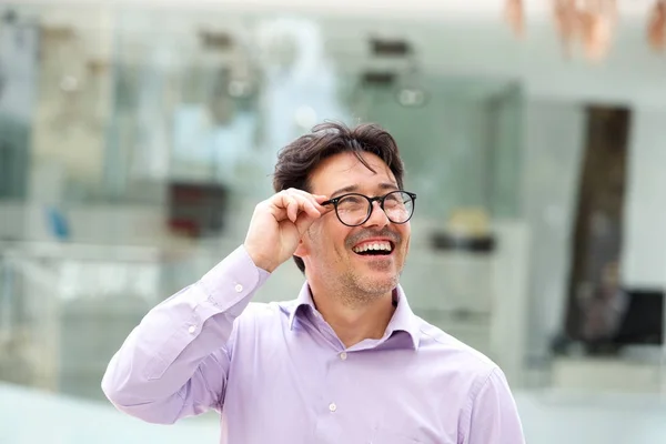 Primer Plano Retrato Del Hombre Riendo Gafas Mirando Hacia Otro — Foto de Stock