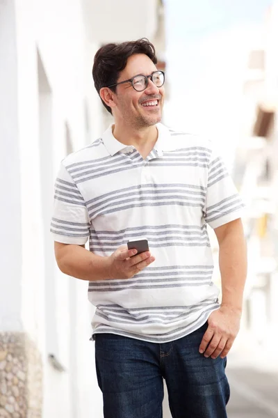 Porträtt Stilig Mogen Man Promenader Med Mobiltelefon Staden — Stockfoto