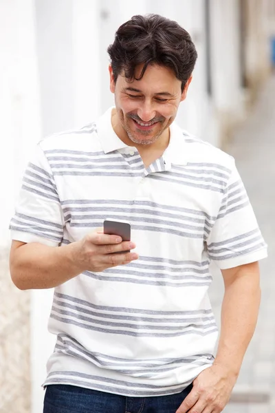 Retrato Homem Sorridente Livre Lendo Mensagem Texto Seu Telefone Inteligente — Fotografia de Stock