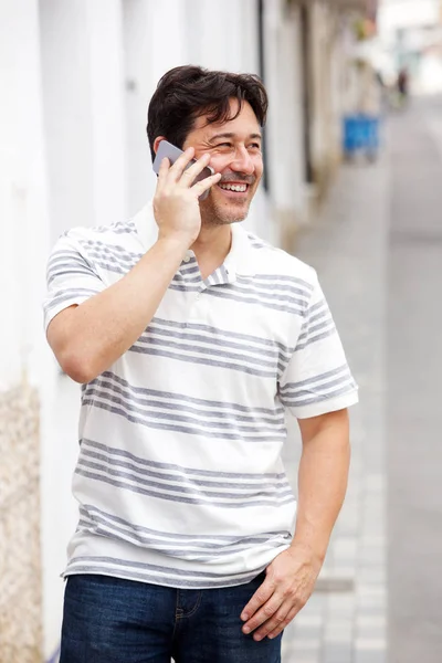 Porträtt Lycklig Man Pratar Smart Telefon Randig Skjorta — Stockfoto