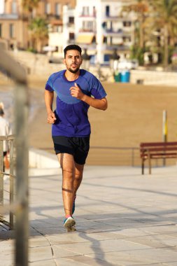 Açık havada çalışan genç adam tam uzunlukta portresi