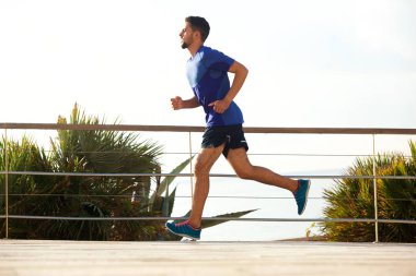 Genç adam dışında çalışan tam uzunlukta profil portresi