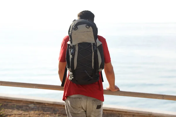 Rear View Young Man Backpack Looking Sea — Stock Photo, Image