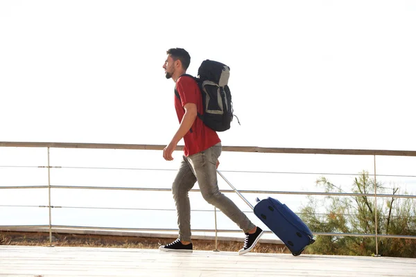 Lado Jovem Viajante Sexo Masculino Andando Com Mala Mochila — Fotografia de Stock