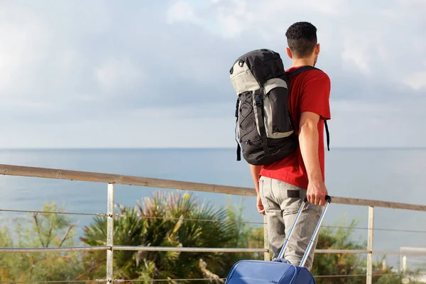 Вид Сзади Человека Путешествующего Рюкзаком Чемоданом — стоковое фото