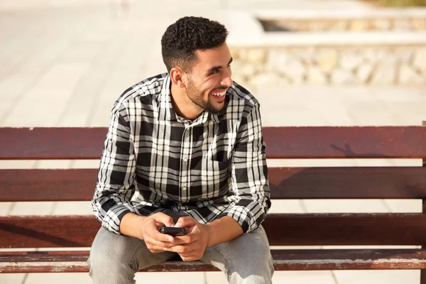 外の携帯電話で笑みを浮かべてアラビア若者の肖像 — ストック写真