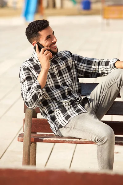 Портрет Молодого Человека Отдыхающего Скамейке Сотовым Телефоном — стоковое фото