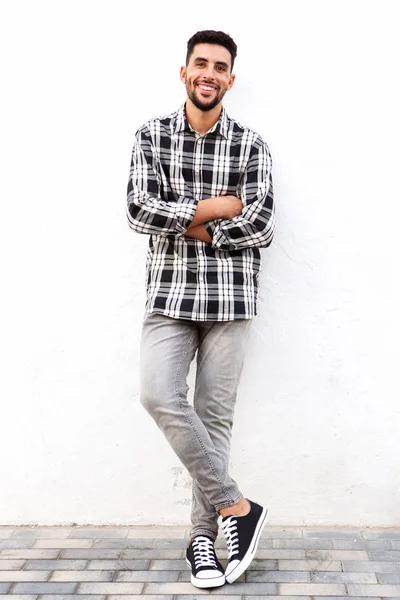 Retrato Comprimento Total Jovem Homem Árabe Sorrindo Contra Fundo Branco — Fotografia de Stock