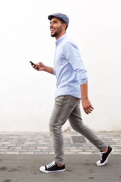 Full Längd Sida Porträtt Leende Man Promenader Med Mobiltelefon Mot — Stockfoto