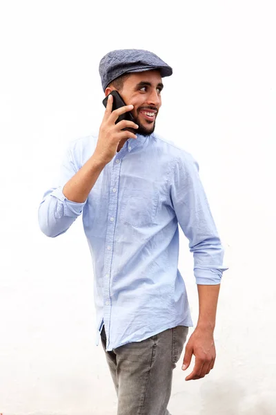 Portrét Cool Arabského Mladíka Úsměvem Mluví Mobilní Telefon Proti Bílému — Stock fotografie
