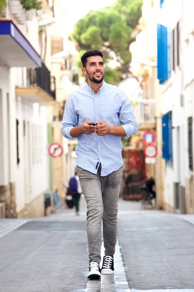 Retrato Comprimento Total Jovem Árabe Homem Andando Cidade Com Telefone — Fotografia de Stock