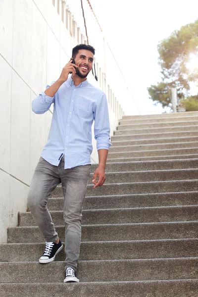 Retrato Corpo Inteiro Homem Árabe Descendo Escadas Falando Celular — Fotografia de Stock