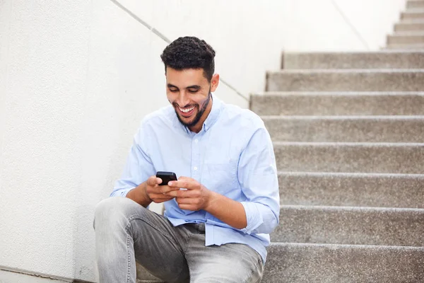 Портрет Молодого Арабика Сидящего Ступеньках Смотрящего Мобильный Телефон — стоковое фото
