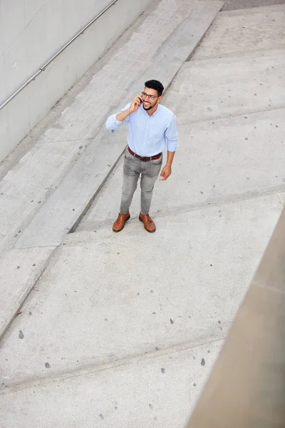 Retrato Fresco Jovem Árabe Homem Sorrindo Falando Celular — Fotografia de Stock