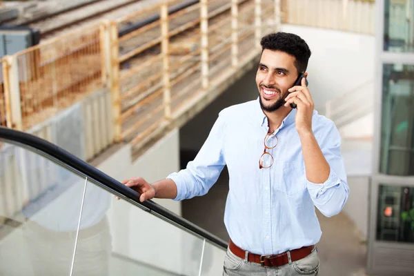 Retrato Jovem Homem Fresco Norte África Escada Rolante Falando Celular — Fotografia de Stock