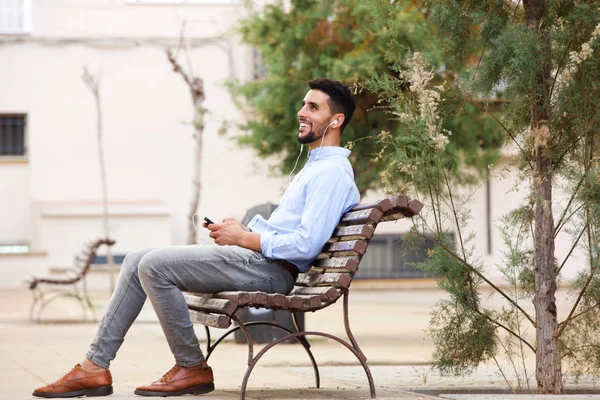 Retrato Homem Árabe Feliz Sentado Banco Ouvindo Música Com Telefone — Fotografia de Stock
