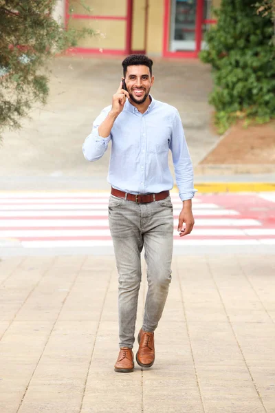 Retrato Comprimento Total Homem Árabe Bonito Andando Falando Telefone Móvel — Fotografia de Stock
