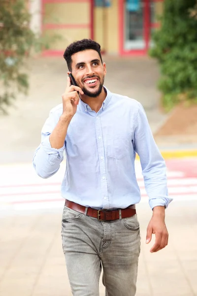 Retrato Jovem Homem Árabe Sorridente Andando Rua Falando Celular — Fotografia de Stock