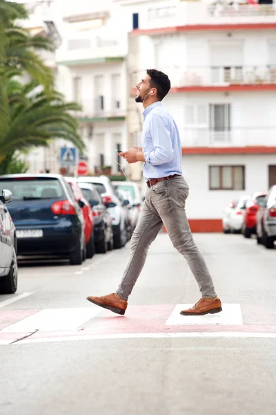 Портрет Счастливого Человека Переходящего Улицу Мобильным Телефоном — стоковое фото