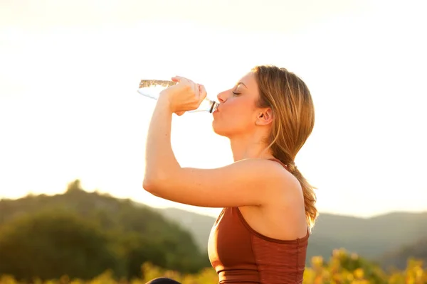 Retrato Una Hermosa Joven Deportista Bebiendo Agua Afuera —  Fotos de Stock