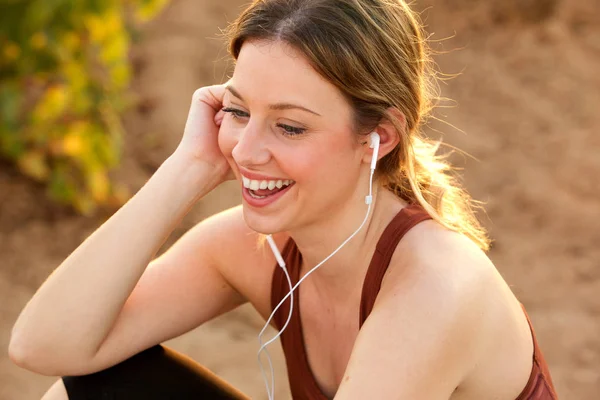 Retrato Jovem Sorridente Ouvindo Música Com Fones Ouvido Fora — Fotografia de Stock