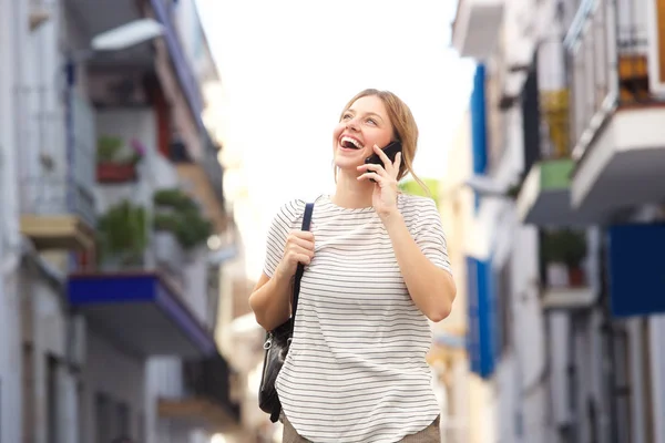 Portret Van Vriendelijke Jonge Vrouw Stad Lopend Pratend Smartphone — Stockfoto